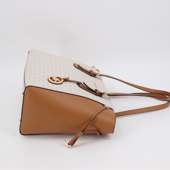 Michael Kors Voyager Signature MultiFunction Top Zip Tote Vanilla Acorn Preloved - Picture 10 of 16